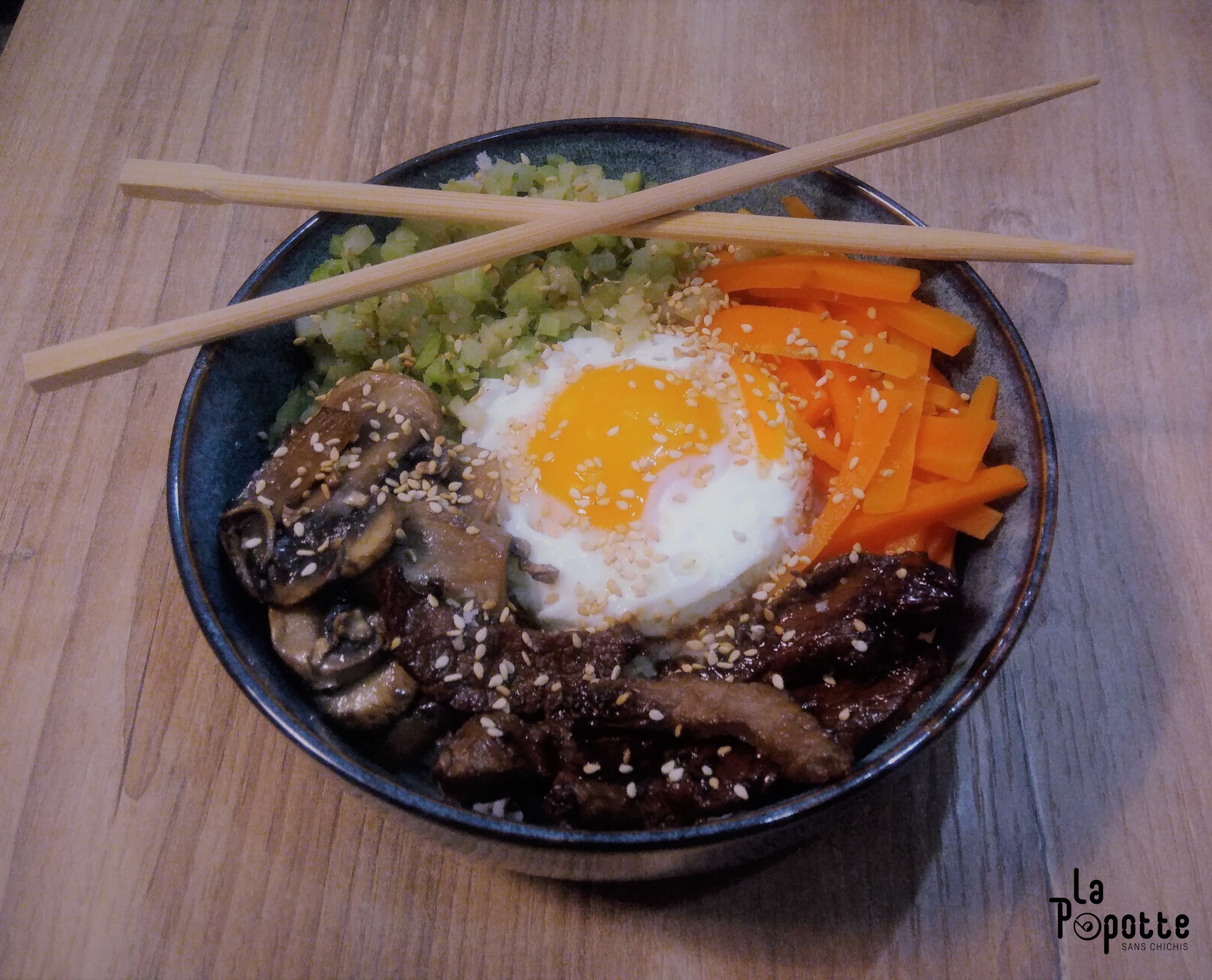 Bibimbap bœuf, brocolis, champignons, carottes