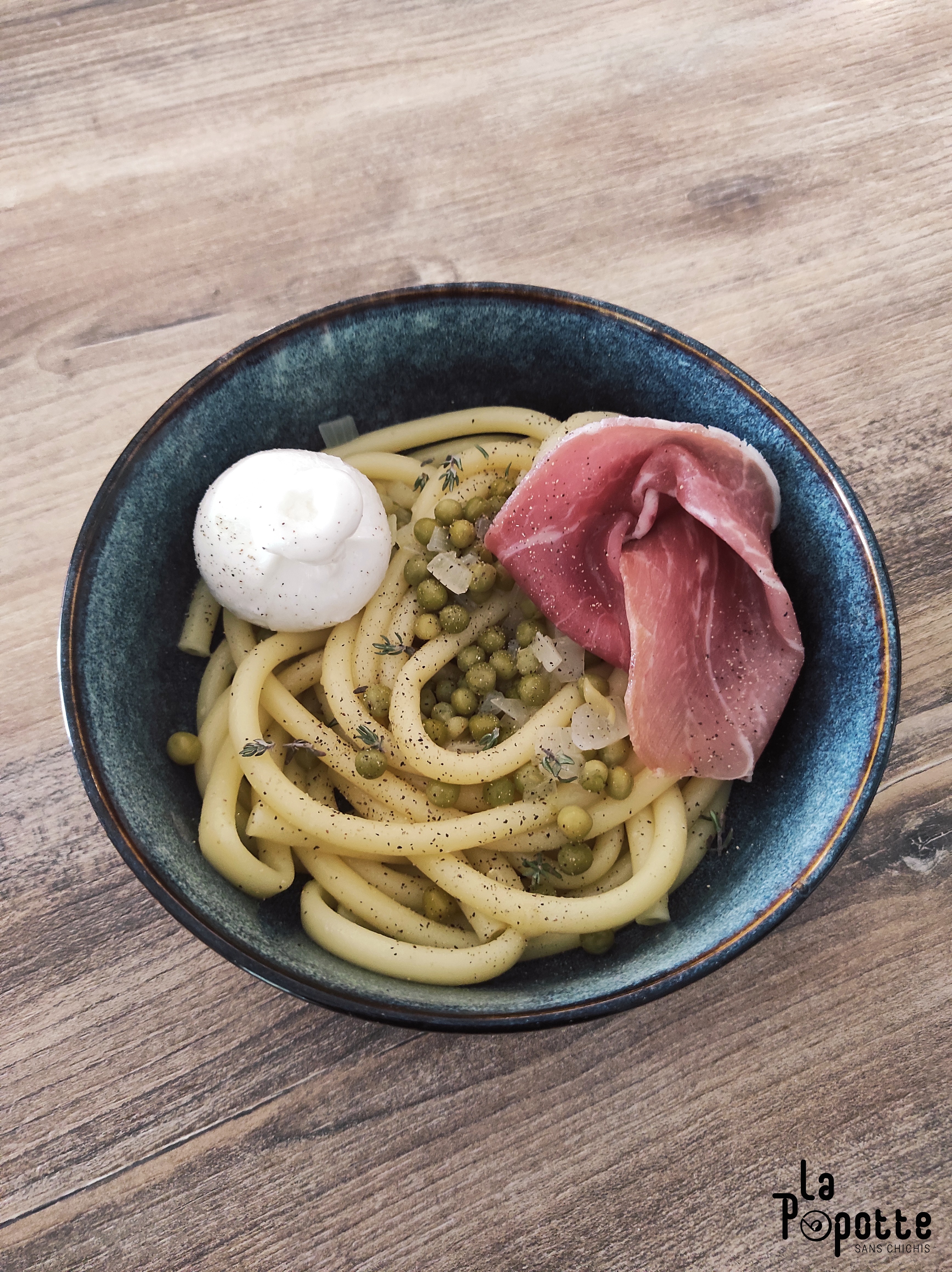 Bucatini aux petits pois, jambon de pays et burratina