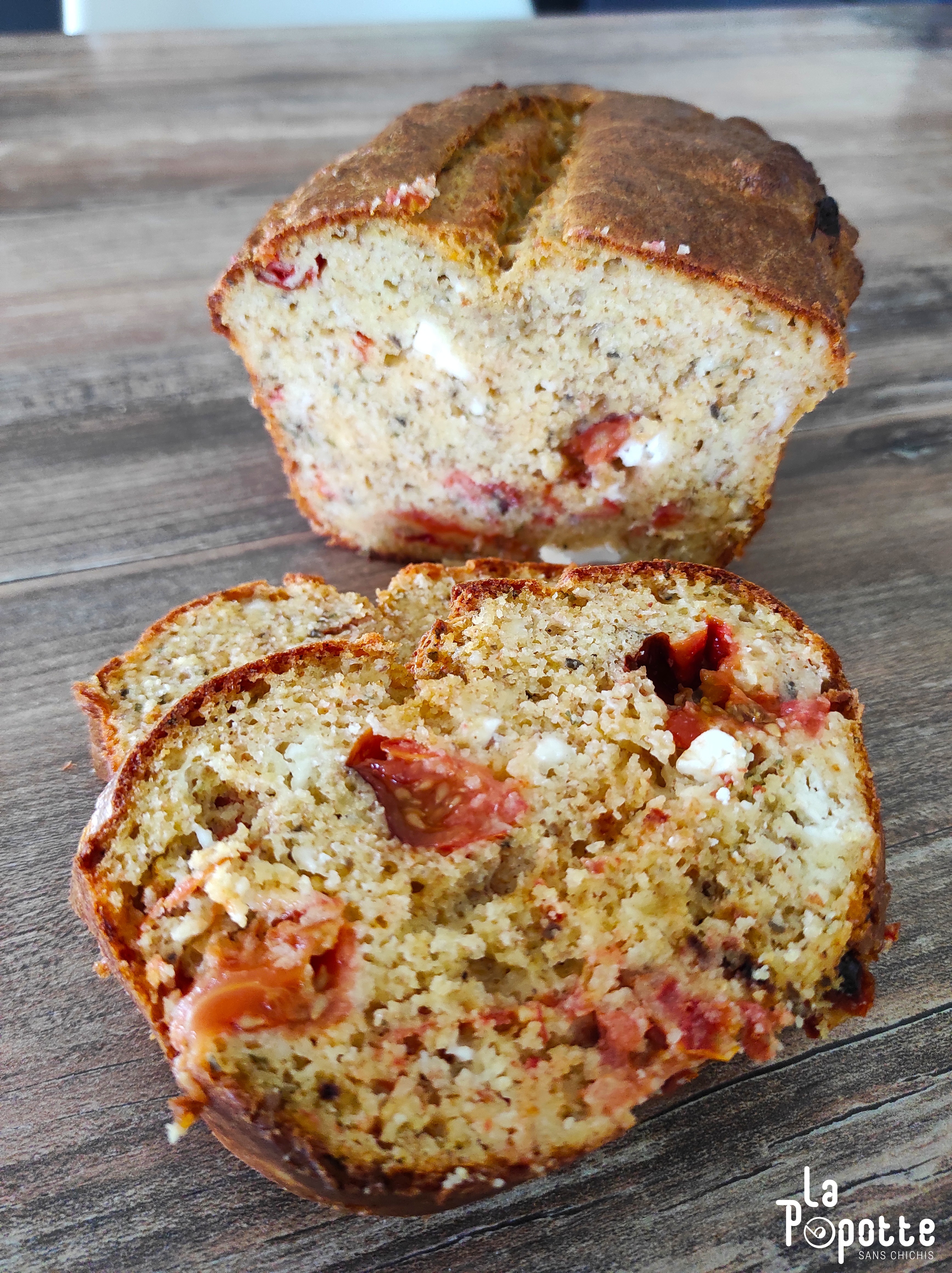 Cake à la polenta et tomates rôties