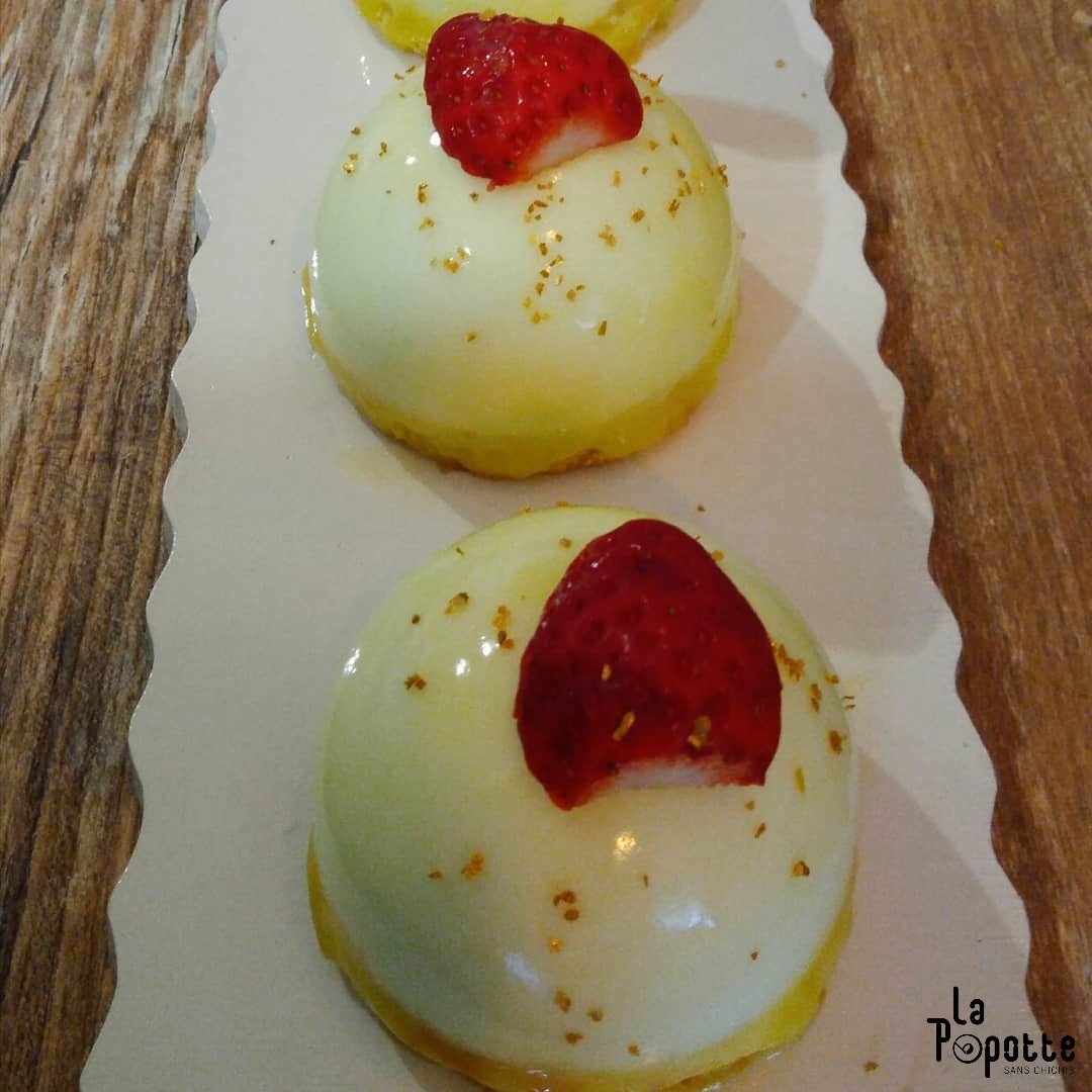 Dôme yaourt, coeur à la fraise & son biscuit citron