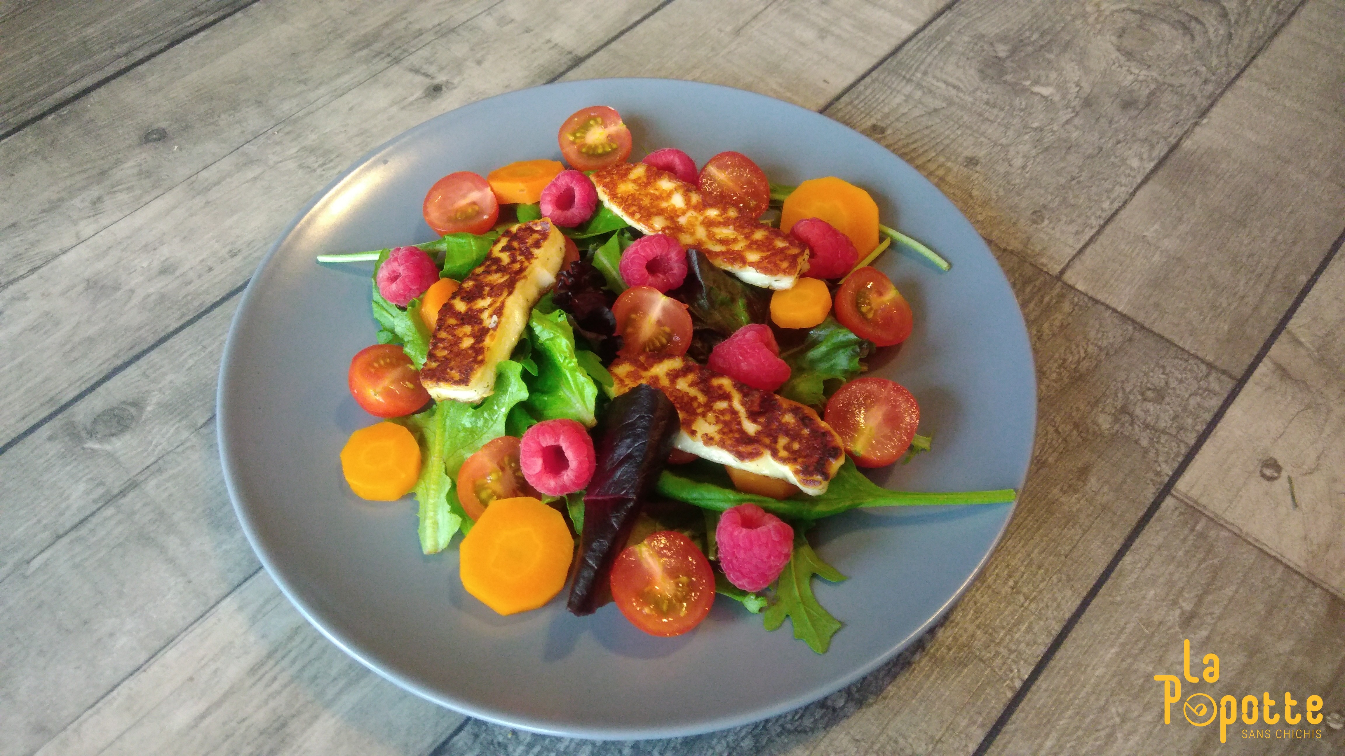 Salade jeunes pousses,carottes,tomates,framboises & Halloumi.jpg