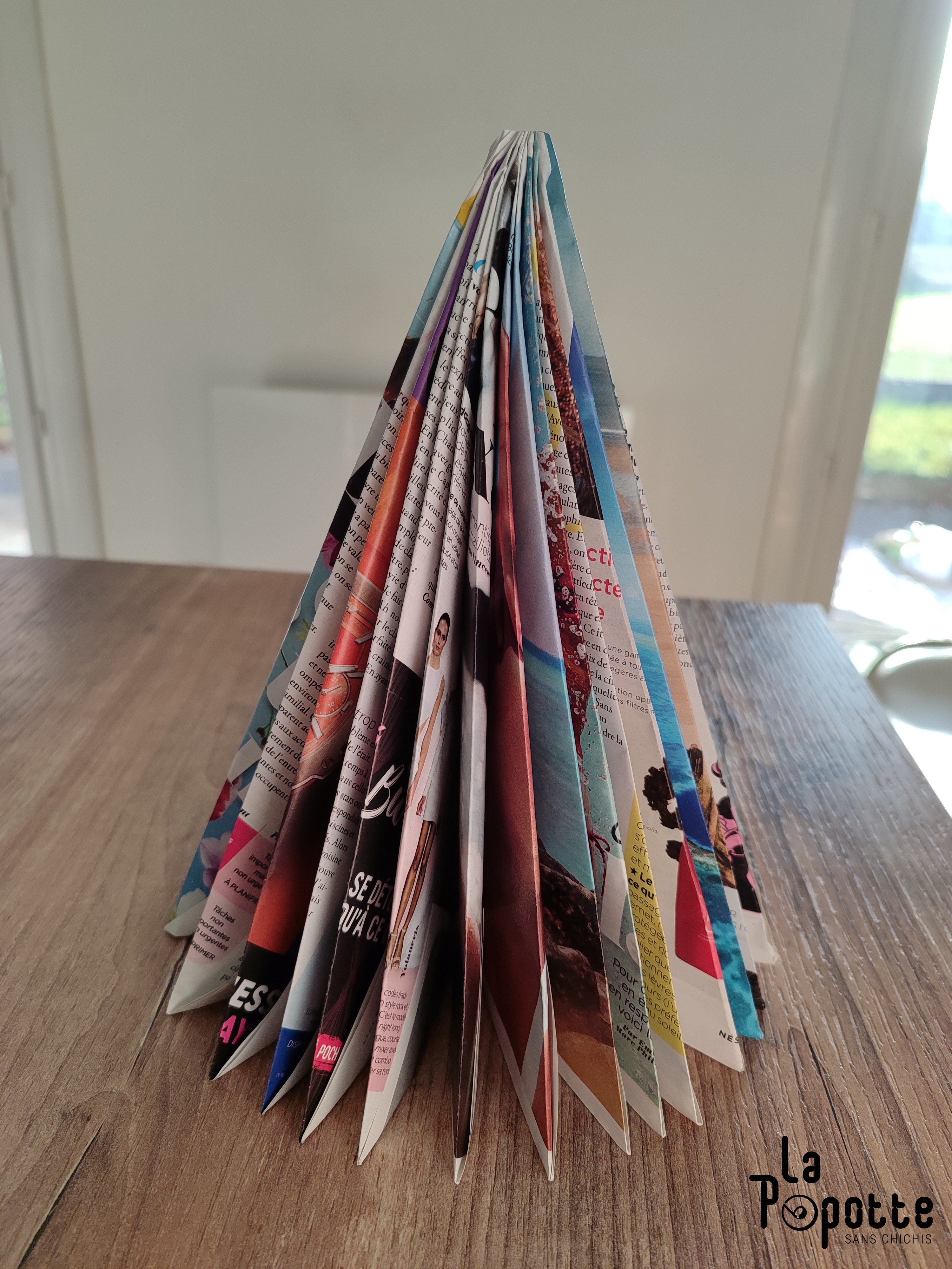 Sapin de Noël avec des magazines
