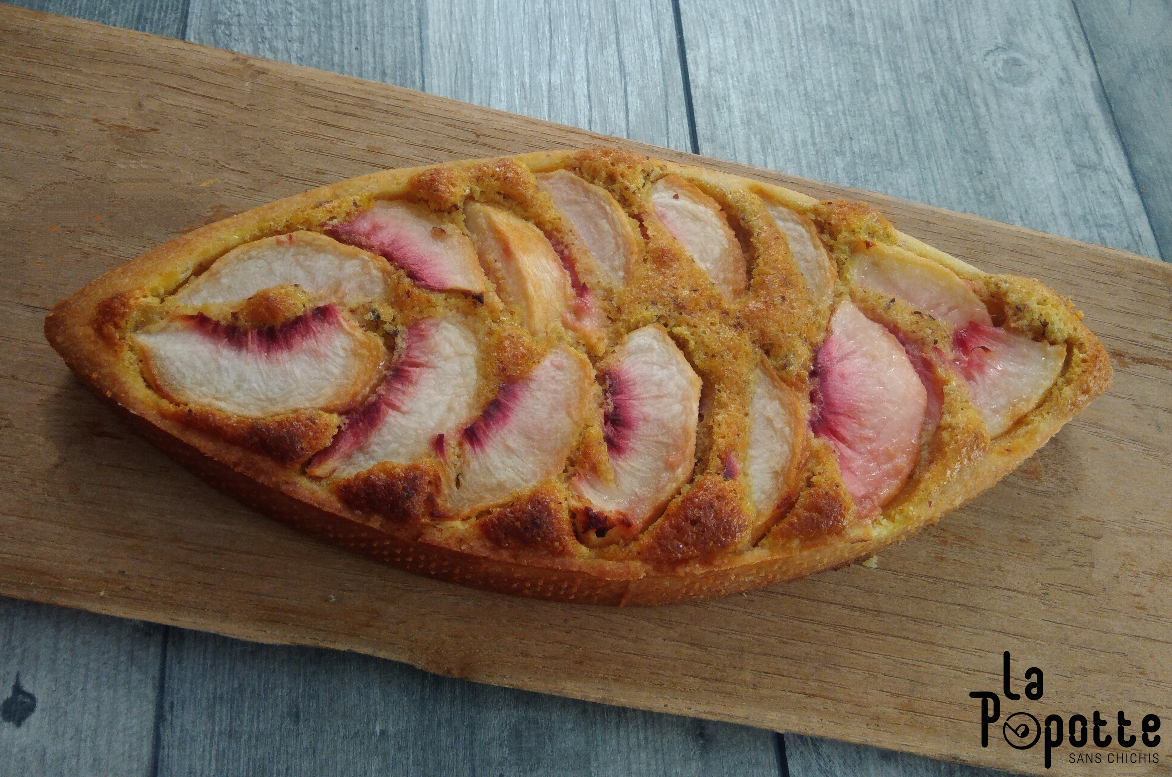 Tarte à la pêche et crème de noisette