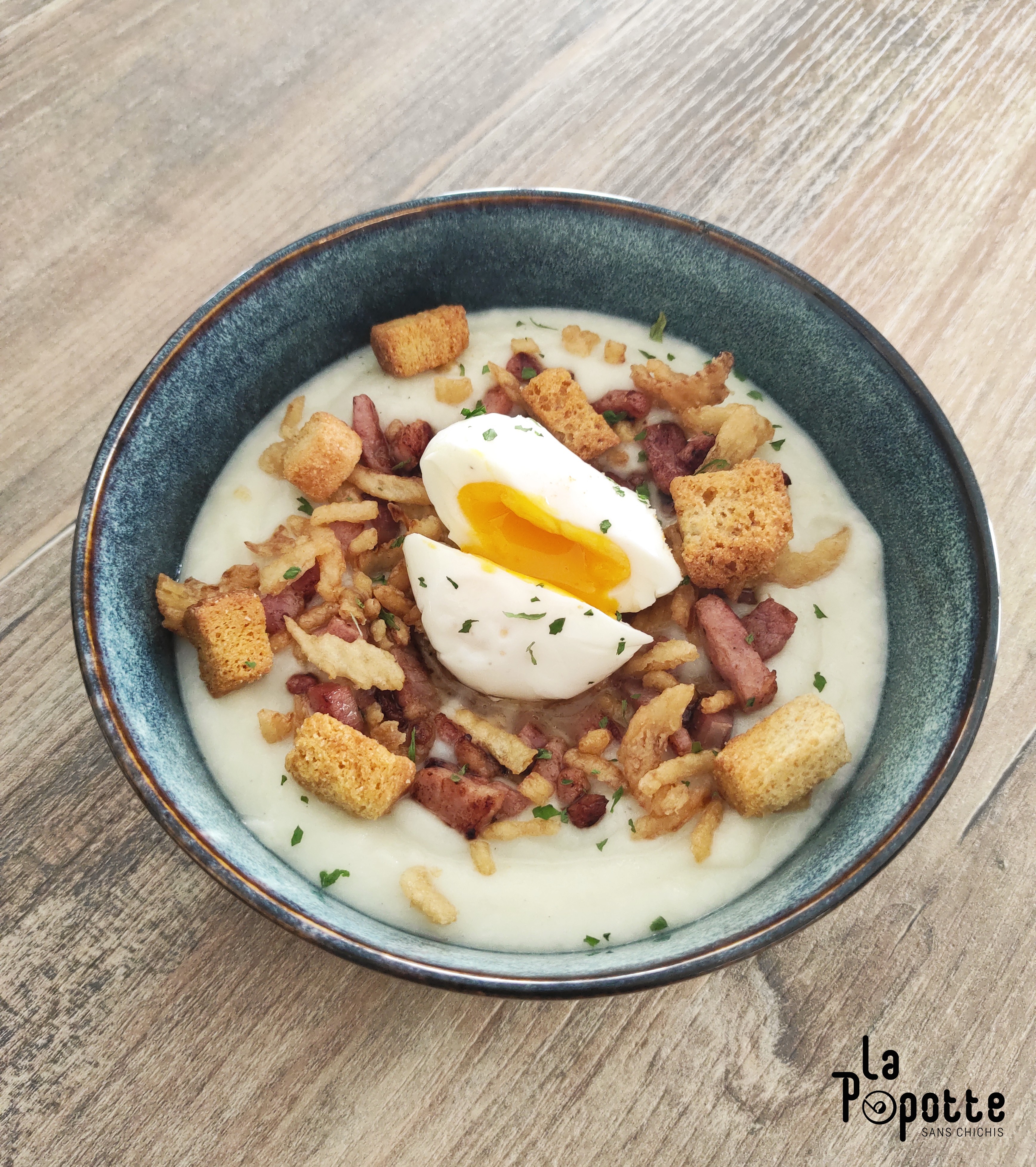  Velouté de chou-fleur, lard, crispy d'oignon et oeuf mollet