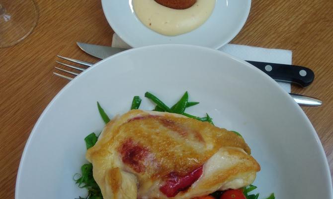 Suprême de volaille au chorizo, pois gourmands et tomates confites…