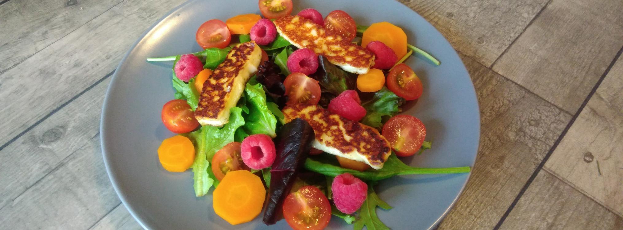 Salade jeunes pousses, carottes, tomates, framboises & Halloumi...