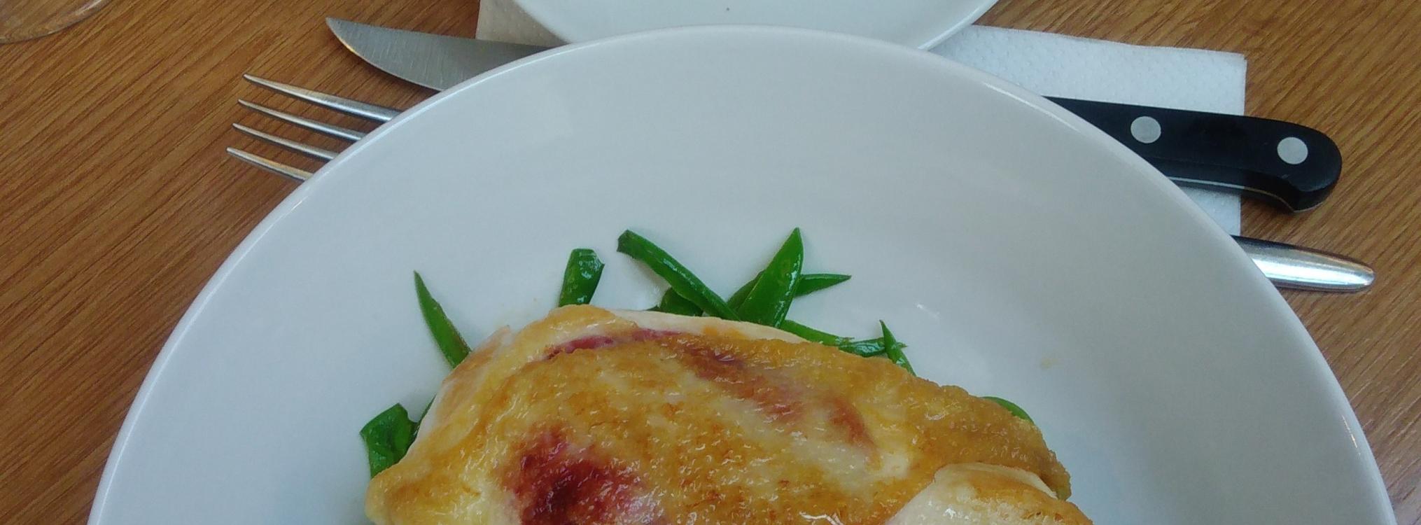 Suprême de volaille au chorizo, pois gourmands et tomates confites…
